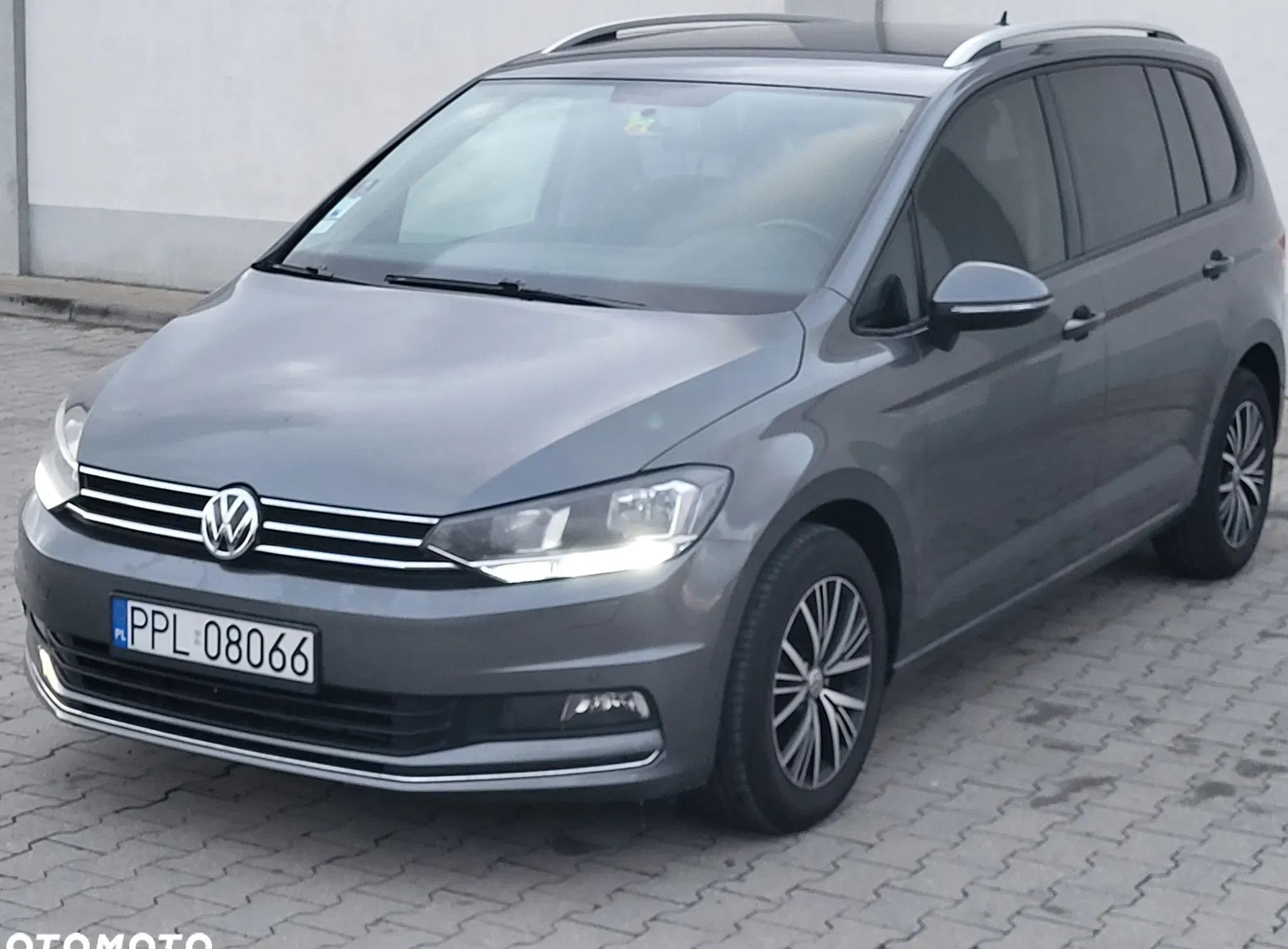 Volkswagen Touran cena 59000 przebieg: 82752, rok produkcji 2018 z Pleszew małe 92